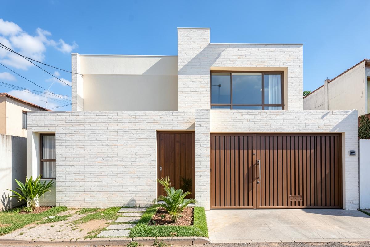 Fachada de casa em bairro residencial de Paraopeba